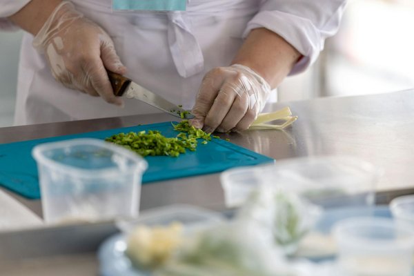 What are the top online platforms for UK kitchen bargains?